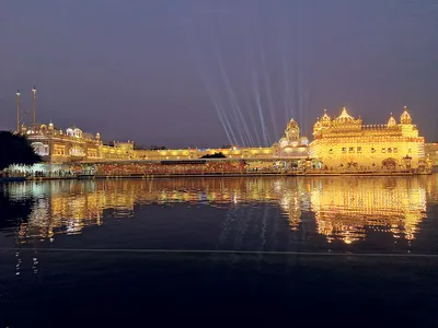 ਗੁਰਪੁਰਬ  ਸ੍ਰੀ ਹਰਿਮੰਦਰ ਸਾਹਿਬ ਨੂੰ ਫੁੱਲਾਂ ਨਾਲ ਸਜਾਇਆ