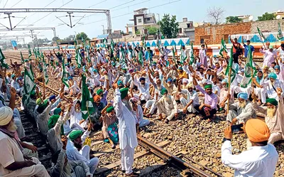 ਕਿਸਾਨਾਂ ਨੇ ਪੀੜਤਾਂ ਨੂੰ ਇਨਸਾਫ਼ ਦਿਵਾਉਣ ਲਈ ਰੇਲਾਂ ਰੋਕੀਆਂ