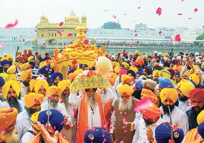 ਧੰਨੁ ਧੰਨੁ ਰਾਮਦਾਸ ਗੁਰੁ ਜਿਨਿ ਸਿਰਿਆ ਤਿਨੈ ਸਵਾਰਿਆ