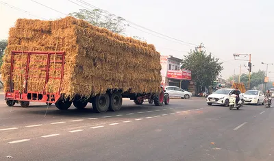 ਪਰਾਲੀ ਦੀਆਂ ਗੰਢਾਂ ਨਾਲ ਲੱਦੇ ਓਵਰਲੋਡ ਵਾਹਨਾਂ ਕਾਰਨ ਰਾਹਗੀਰ ਪ੍ਰੇਸ਼ਾਨ