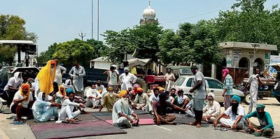 ਬਿਜਲੀ ਦੇ ਅਣਐਲਾਨੇ ਕੱਟਾਂ ਖ਼ਿਲਾਫ਼ ਤਿੰਨ ਪਿੰਡਾਂ ਦੇ ਕਿਸਾਨਾਂ ਵੱਲੋਂ ਧਰਨਾ