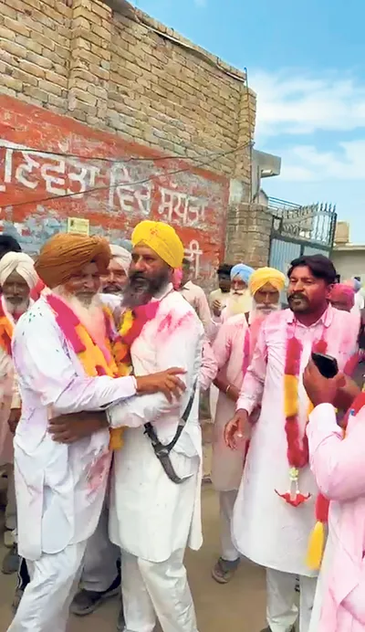 ਜੇਤੂ ਸਰਪੰਚ ਨੇ ਹਾਰਨ ਵਾਲੇ ਦੇ ਘਰ ਜਾ ਕੇ ਮਨਾਈ ਖੁਸ਼ੀ