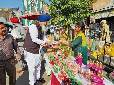 ਵਿਧਾਇਕ ਸੇਖੋਂ ਨੇ ਕਿਰਤੀਆਂ ਨੂੰ ਦੀਵਾਲੀ ਦੇ ਤੋਹਫ਼ੇ ਵੰਡੇ