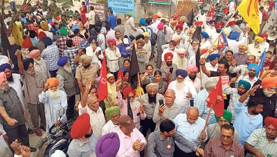 ਮੁਲਾਜ਼ਮਾਂ ਤੇ ਪੈਨਸ਼ਨਰਾਂ ਵੱਲੋਂ ਸੂਬਾ ਸਰਕਾਰ ਖ਼ਿਲਾਫ਼ ਝੰਡਾ ਮਾਰਚ