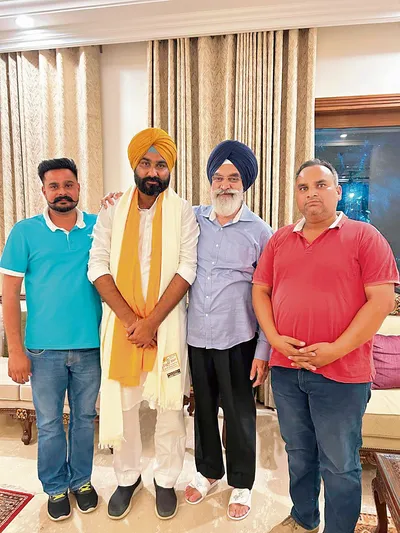 ਨੈਣੇਵਾਲ ਦੇ ਸਰਪੰਚ ਦਾ ਦਰਬਾਰਾ ਸਿੰਘ ਗੁਰੂ ਵੱਲੋਂ ਸਨਮਾਨ